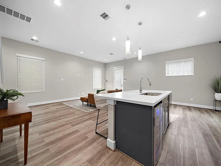 8402 Curry Rd — Photo 6
