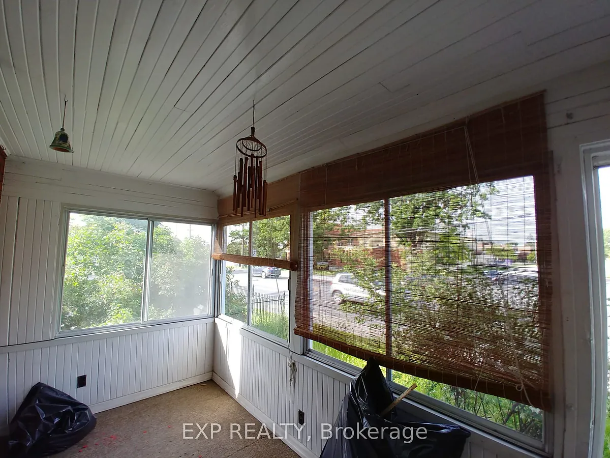 Building Photo - 162 Woodroffe Ave