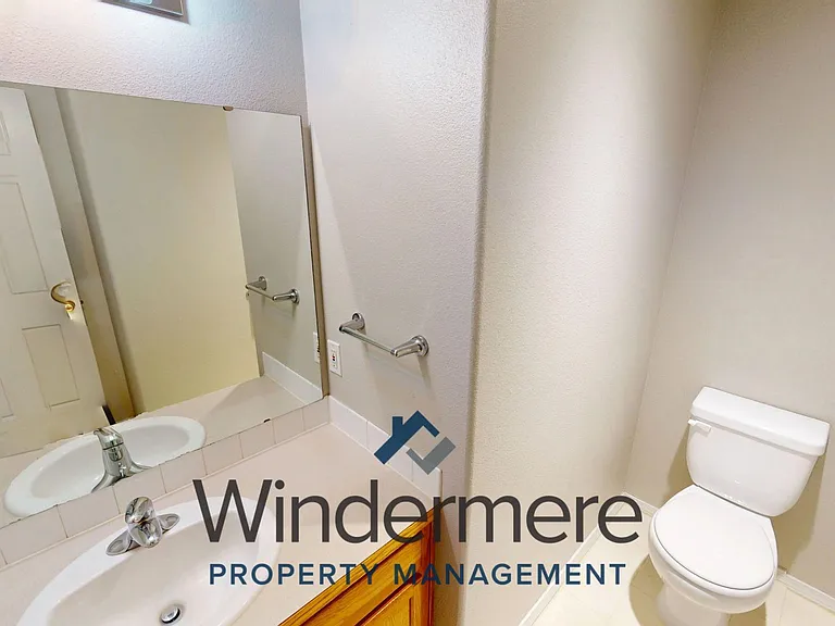 1243 SE Newgate Dr — Photo 6