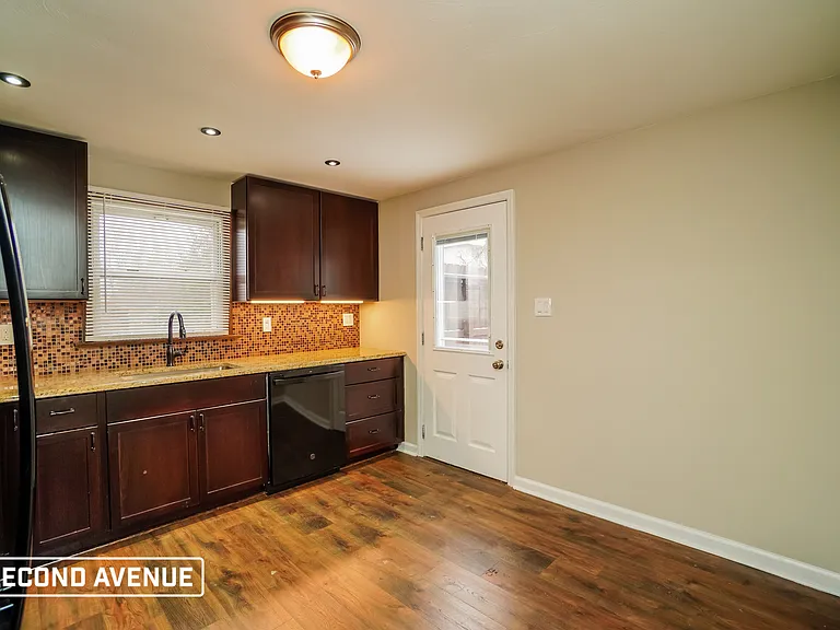 96 N Broadway Ave — Photo 5