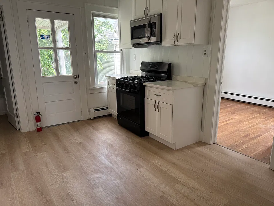 598-600 Roosevelt Ave #1L