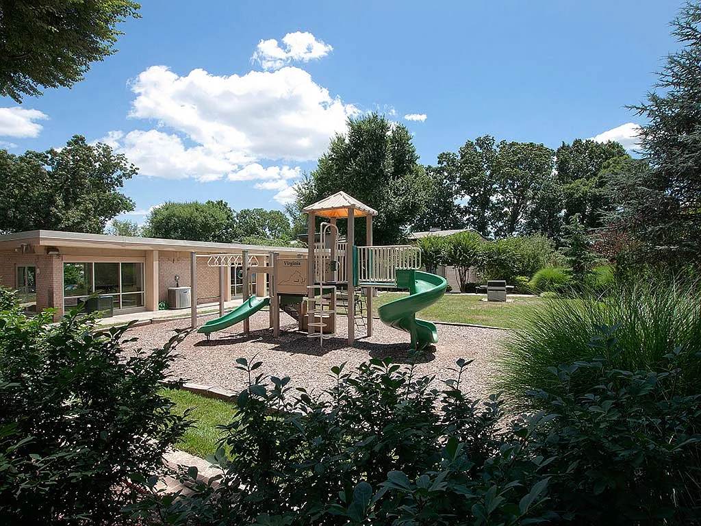 Tysons Glen Apartments and Townhomes — Photo 3