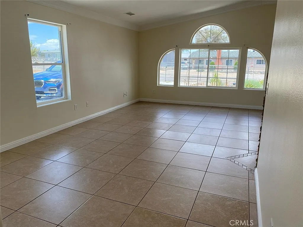4 bed, 2.5 bath, 2260 sqft, $2,900 — Photo 3