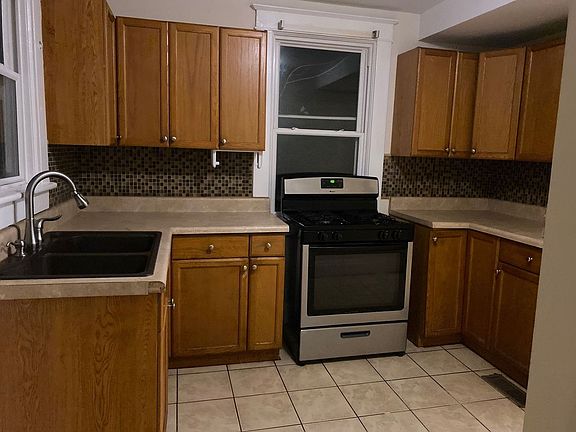 3rd image of 2727 Kimball Ter