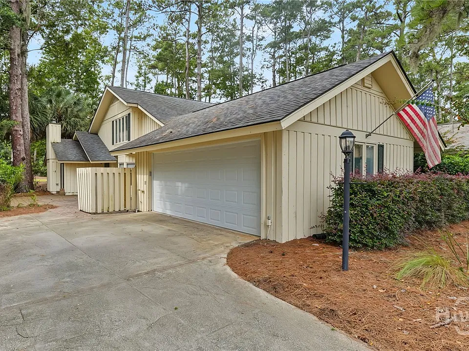 11 Village Green Cir