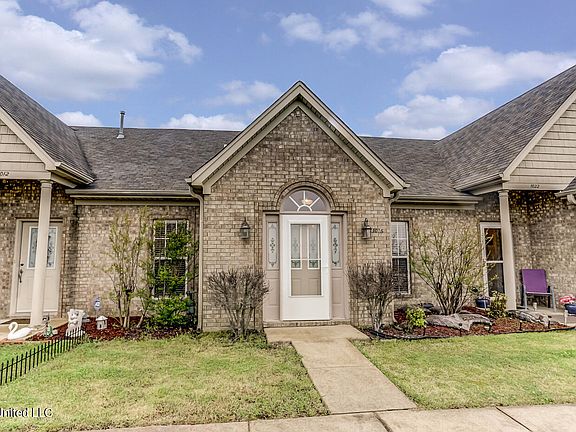 2nd image of 1016 Vista Park Cir