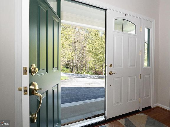 3rd image of 318 Long Ridge Ln