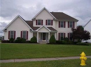 8 Devonshire Ln, Lancaster, NY 14086