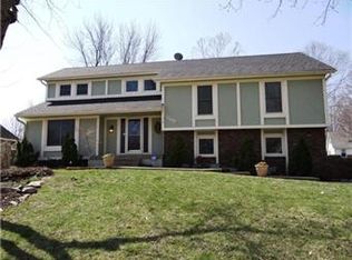 1109 NE Oak Tree Dr, Lees Summit, MO 64086