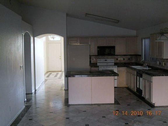 KITCHEN AREA (2)