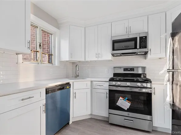 220-06 Stronghurst Avenue image 9 of 11