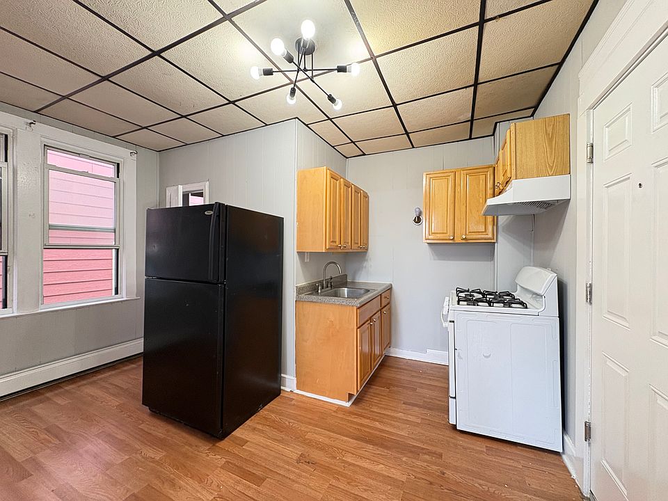 1st image of 185 Avenue E #6