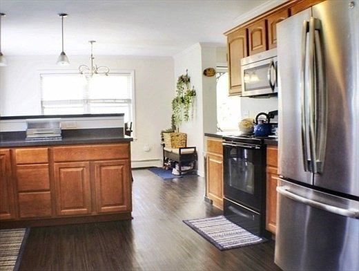 5th image of 19 Chipman St