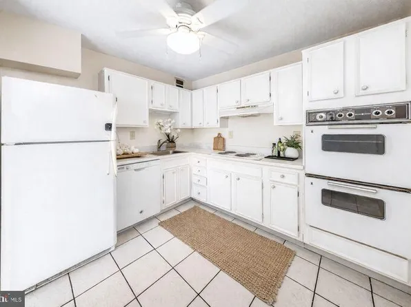 307 Yoakum Pkwy APT 802, Alexandria, VA 22304