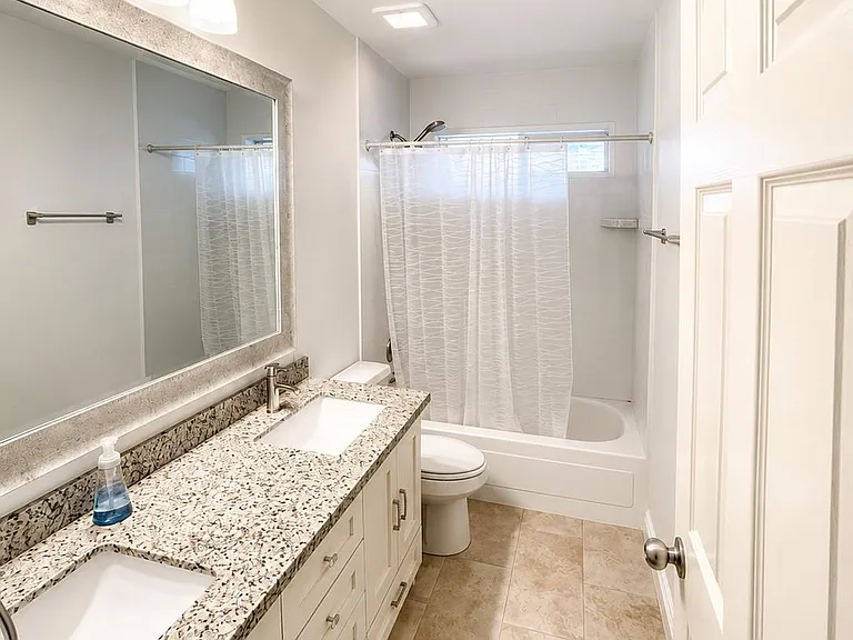 2450 Parkwood Ln — Photo 7