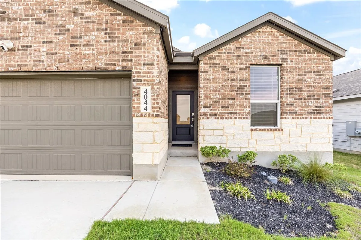 Spacious 4-Bed Home with Modern Upgrades, Fenced Yard & Community Pool in San Antonio — Photo 2