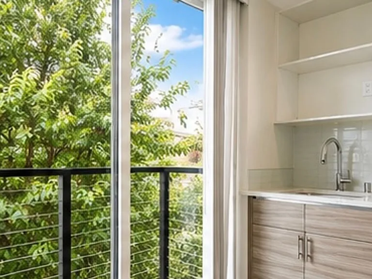 Hamilton- Your Bright, Modern City Home! — Photo 29