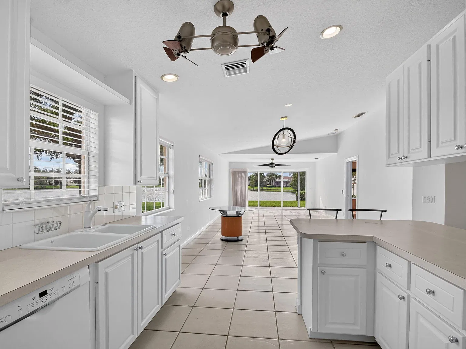 2 bed, 2.0 bath, 1680 sqft, $3,000 — Photo 2