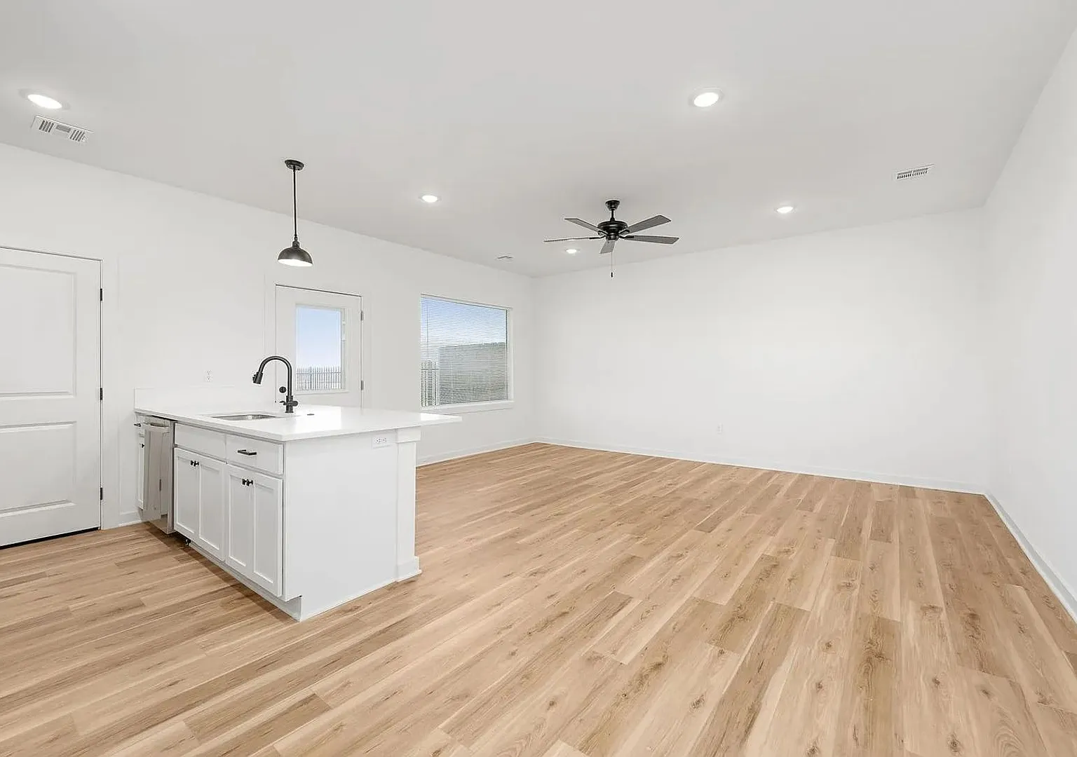 3 bedroom 2 Bathroom in Goddard, Ks — Photo 4