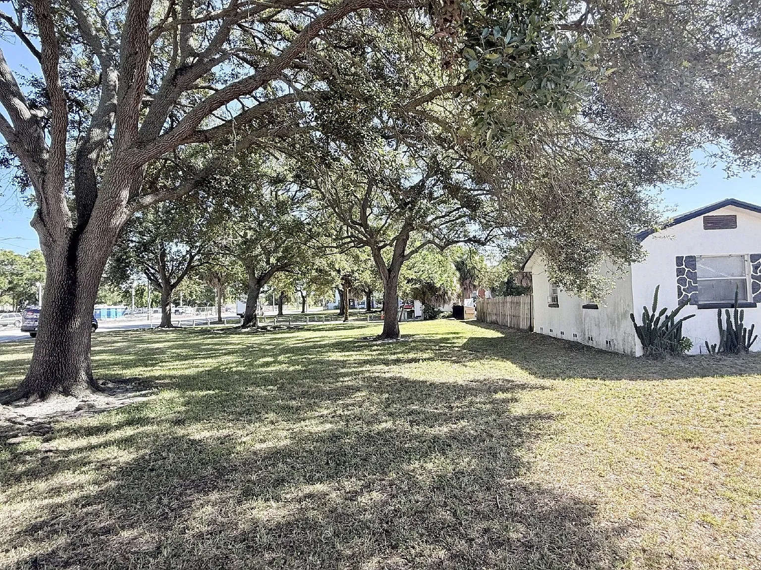 2 bed, 1.0 bath, 900 sqft, $1,495 — Photo 2