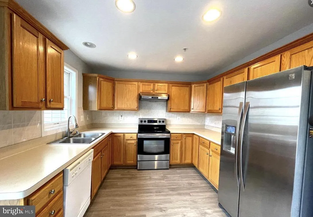 3 bed, 1.5 bath, 1439 sqft, $2,550 — Photo 2