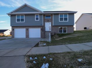 2074 Sky Blue Dr, Dubuque, IA 52001