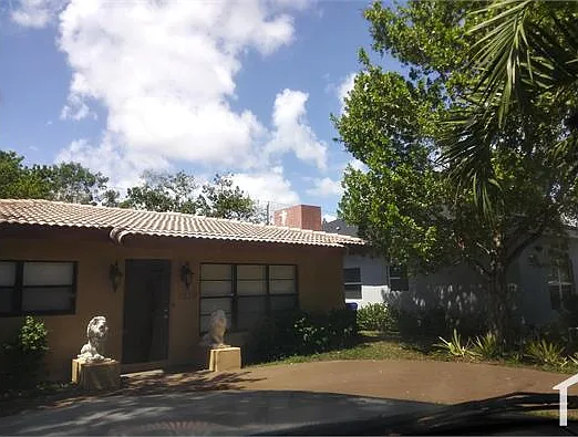 1329 NW 7th Ter — Photo 12