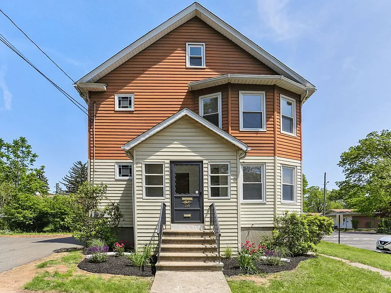 139 Albany Ave — Photo 2