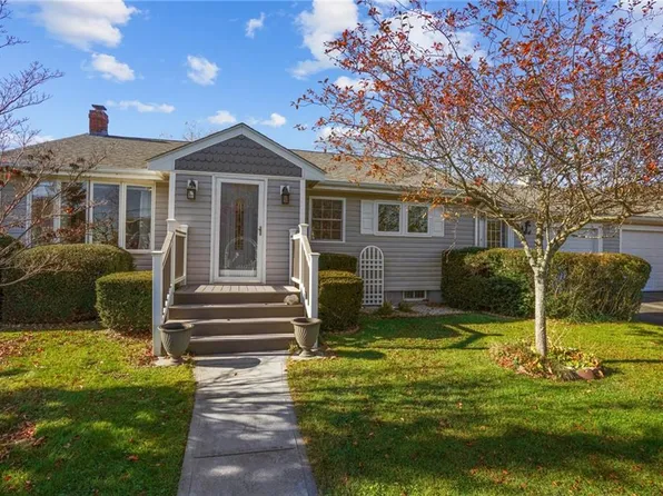 2 Ruth St, Middletown, RI 02842