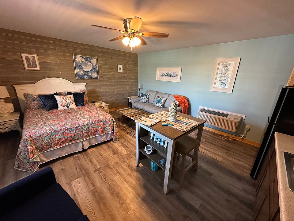 Queen size bed with cozy couch and love seat. Kitchenette area.