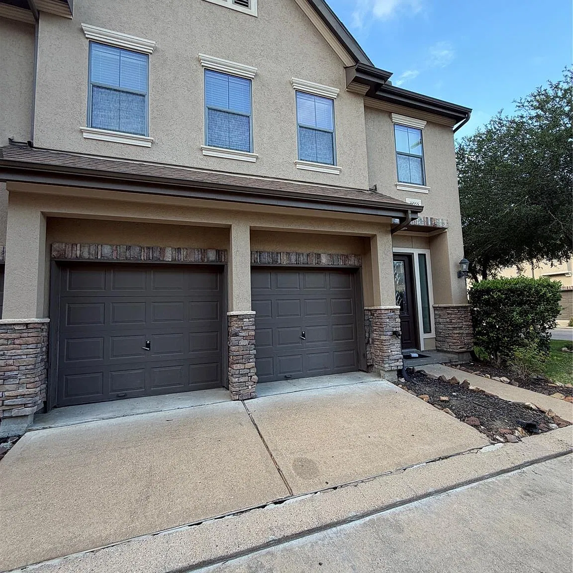 4 bed, 3.5 bath, 2666 sqft, $2,800 — Photo 3