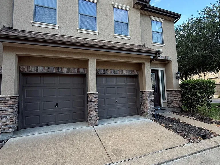 11602 Royal Oaks Xing — Photo 2