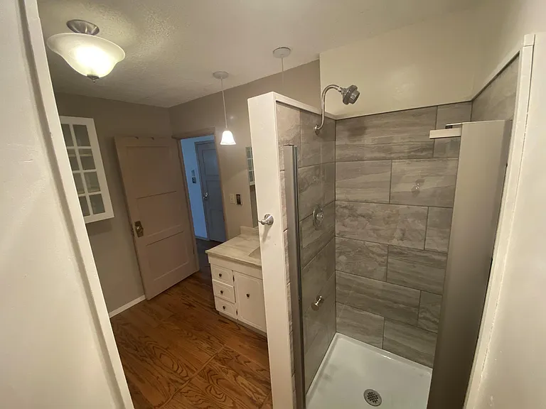 Main Bathroom (Tile Shower)
