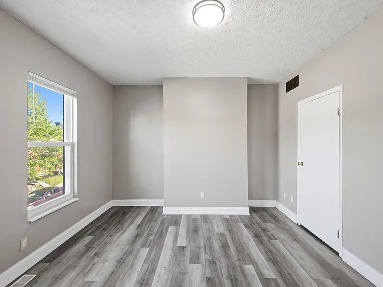 387 Saint Clair Ave — Photo 12