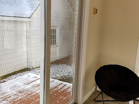 Sunroom w/sl. doors to deck