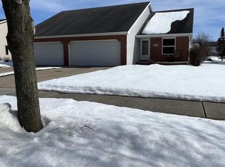 217 Desplaine Rd, De Pere, WI 54115