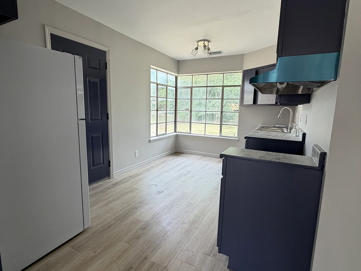 3 bed, 1.5 bath, 911 sqft, $1,450 — Photo 4