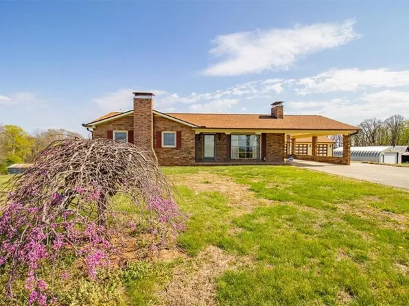 3556 White Plains Rd, Roaring River, NC 28669