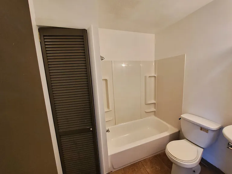 5058 Broadway — Photo 23