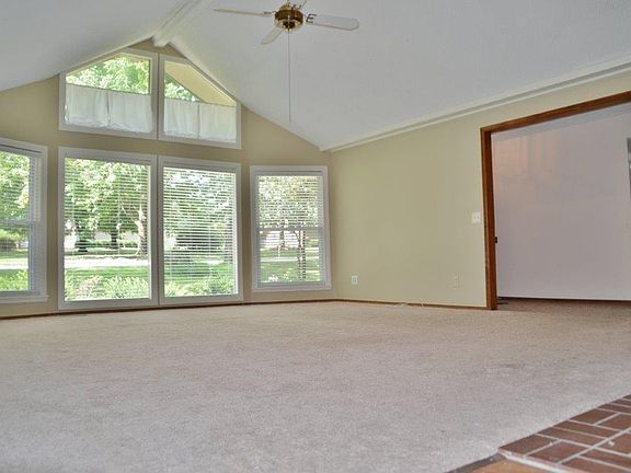 4th image of 18 W Alton Cir