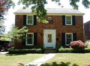 1601 Oxford Rd, Grosse Pointe Woods, MI 48236