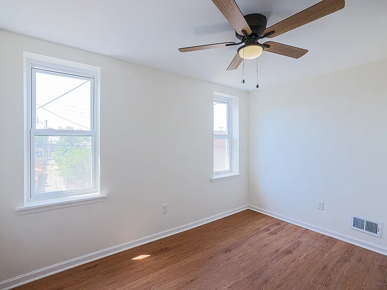 2729 E Monument St — Photo 23