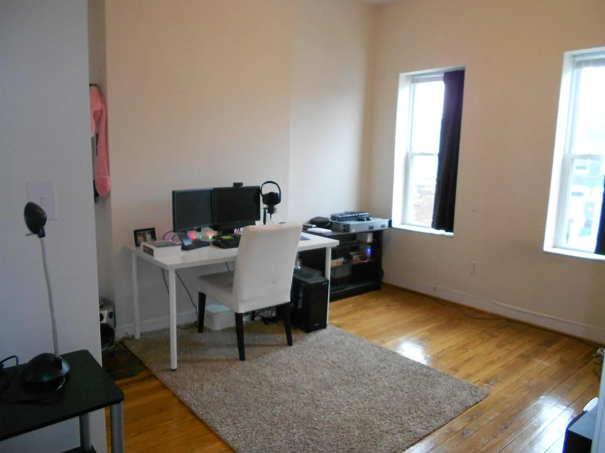 Building Photo - 1214 W Cary St #2