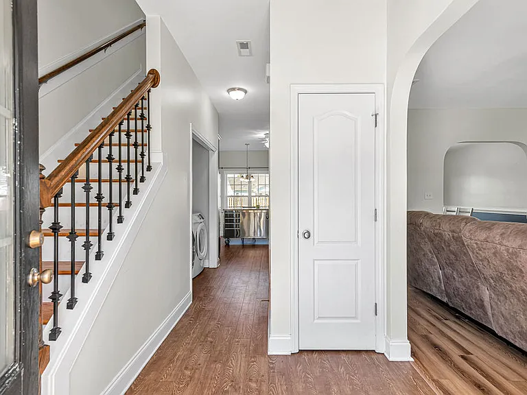 218 Maidstone Dr — Photo 5