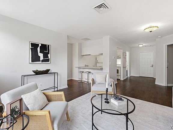 5th image of 900 Delaware Ave APT 203