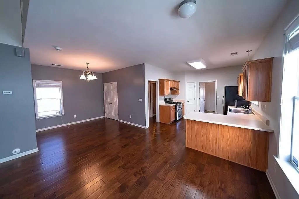 3 bed, 1231 sqft, $1,995 — Photo 4
