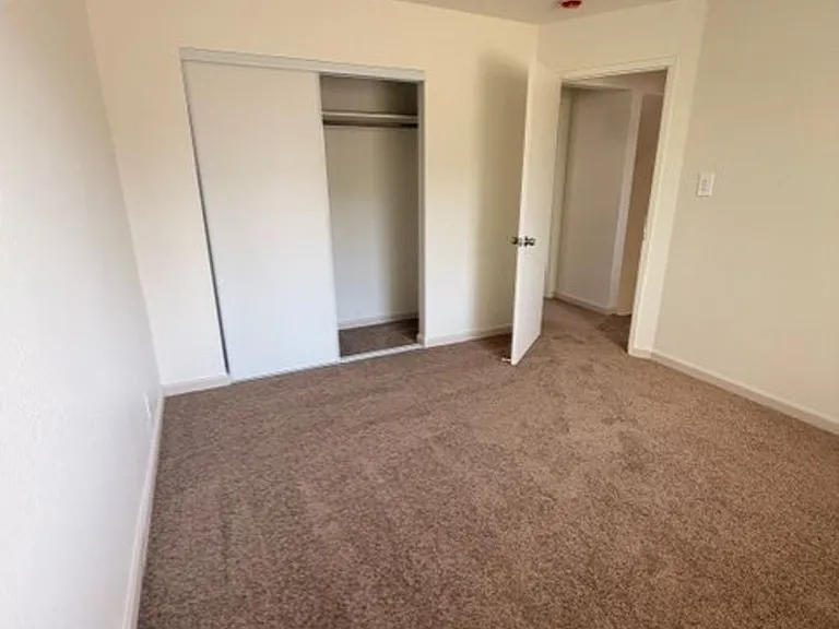 Dixon Townhouse — Photo 8