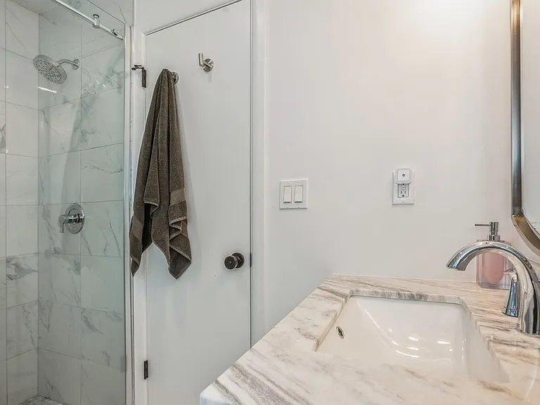 223 Kings Point Rd — Photo 31