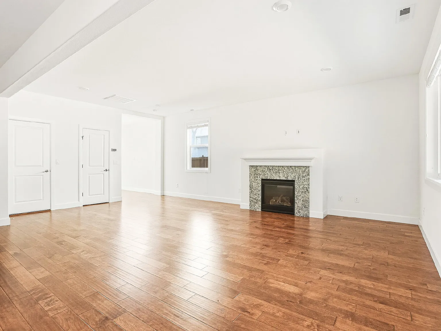 **Beautiful 4-Bedroom Home with A/C, Covered Outdoor Living & Designer Finishes in Bothell** Avai... — Photo 4