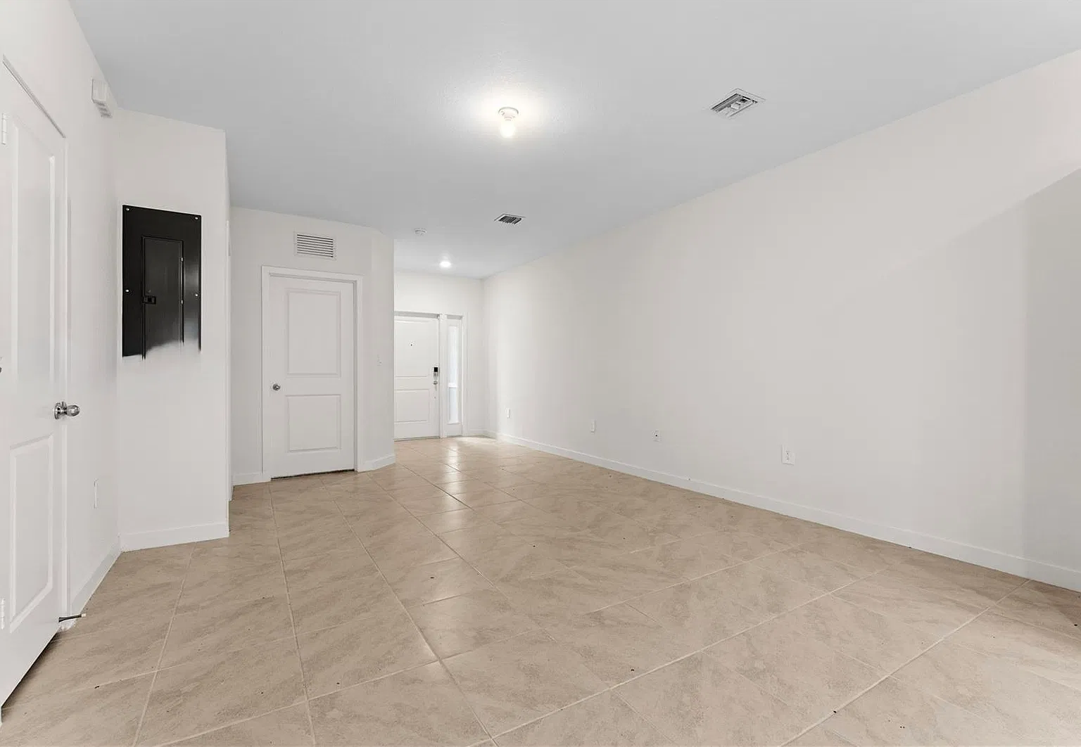 3 bed, 1380 sqft, $2,700 — Photo 3